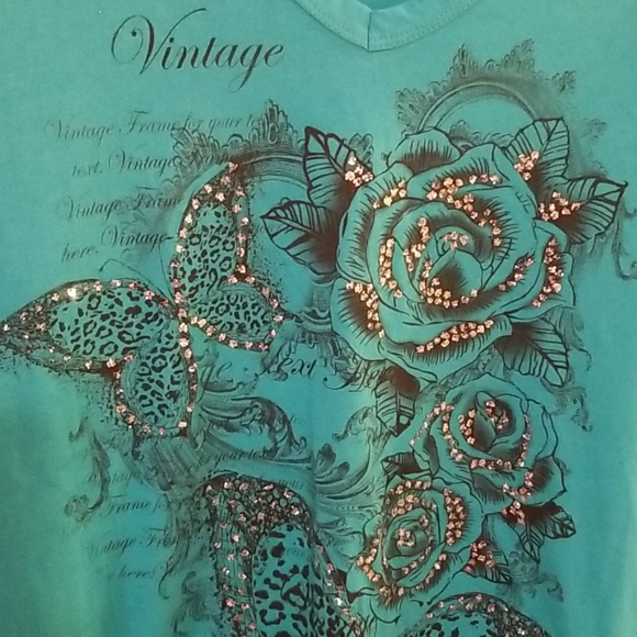 Plus size graphic tee - Picture 2 of 3